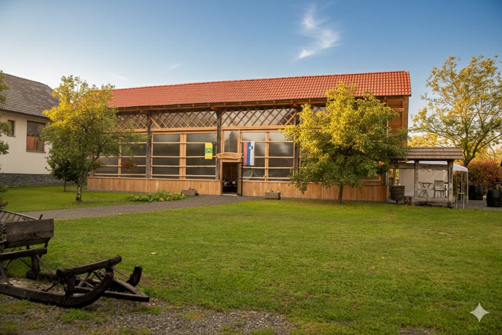 Kozolec za praznovanja naslopvna slika